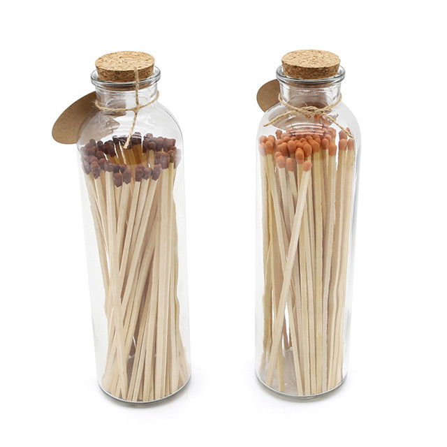 Lange Streichholzstäbchen in der Flasche Kerzenstreichhölzer